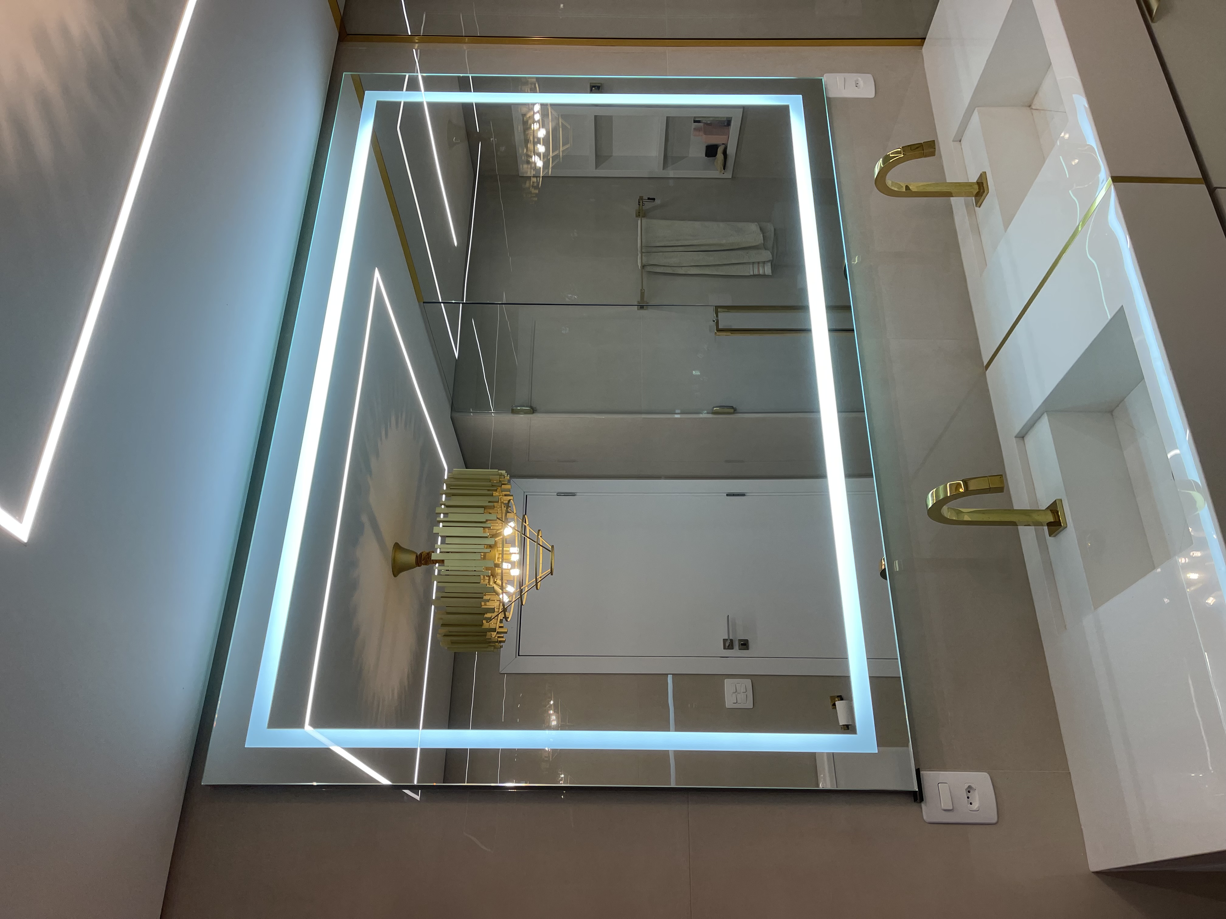 Painel de Espelho Bisotado com LED Indireto Integrado